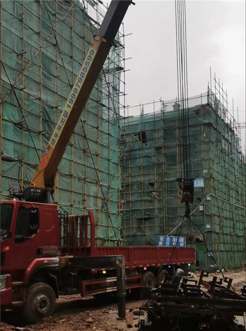 纳雍县“慢工细活”—— 吊车的 “微动控制” 技术